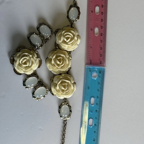 Chic Cream Rose Necklace - Picture 7 of 9